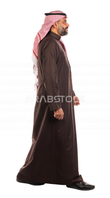 بورتريه لرجل عربي خليجي سعودي، منظر جانبي لرجل سعودي يمشي مسرعا، إيماءات وجه ويدين مختلفة تدل على الحركة، صورة الجسم بالطول الكامل، خلفية بيضاء