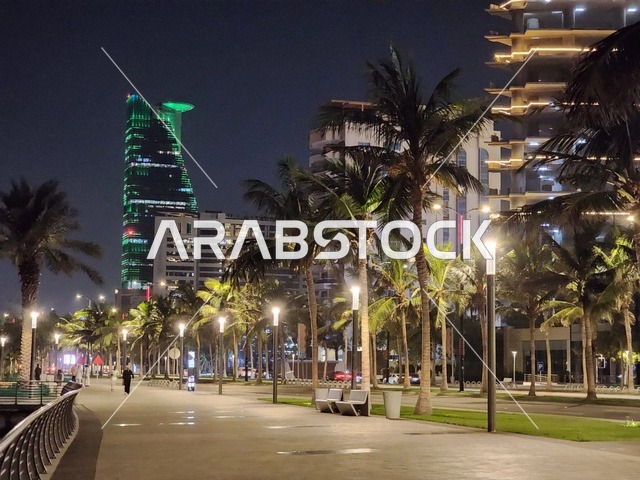 فعاليات وإحتفالات اليوم الوطني السعودي 92، برج المملكة في الرياض بالمملكة العربية السعودية ليلاً مضيئ باللون الأخضر، معالم الرياض المشهورة، السياحة في السعودية
