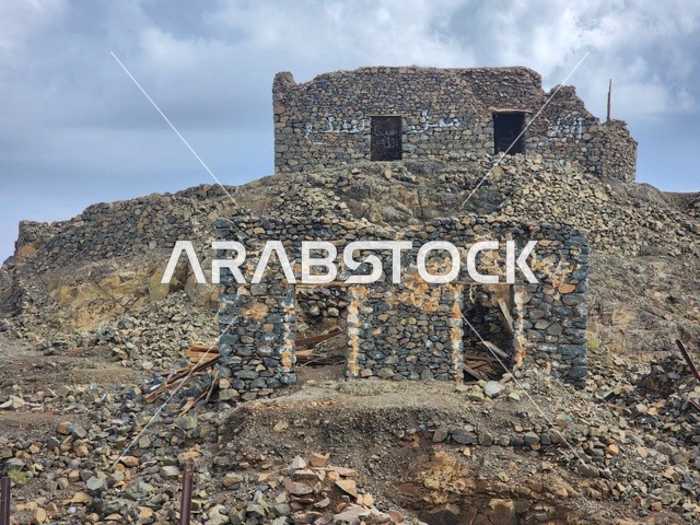 المساجد السبع الأثرية القديمة في اعلى الجبل في النهار، الهندسة المعمارية على الطراز القديم، اماكن ومناطق إسلامية ودينية مقدسة في المملكة العربية السعودية، مسجد الخندق على جبل سلع في المدينة المنورة