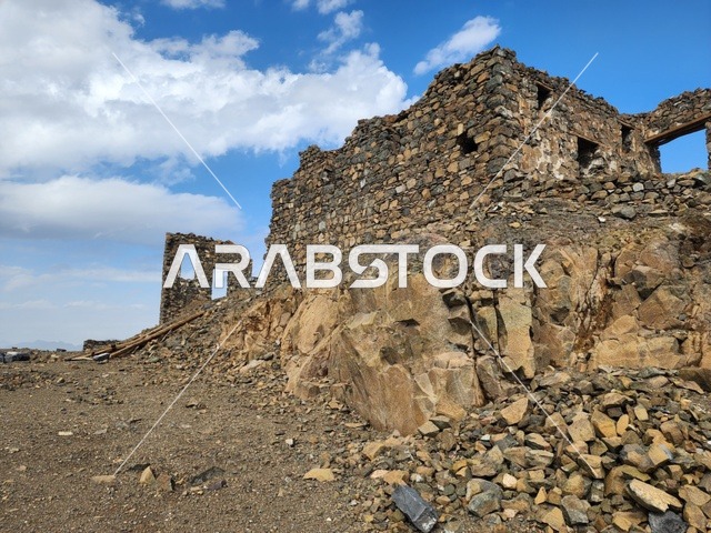 المساجد السبع الأثرية القديمة في اعلى الجبل في النهار، الهندسة المعمارية على الطراز القديم، اماكن ومناطق إسلامية ودينية مقدسة في المملكة العربية السعودية، مسجد الخندق على جبل سلع في المدينة المنورة