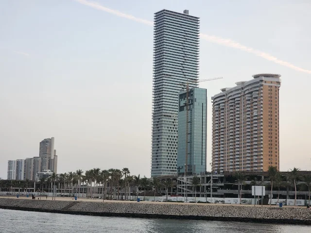 الواجهة البحرية في مدينة جدة بالمملكة العربية السعودية ، كورنيش جدة, المعالم السياحية المشهورة ، الابراج وناطحات السحاب في الرياض