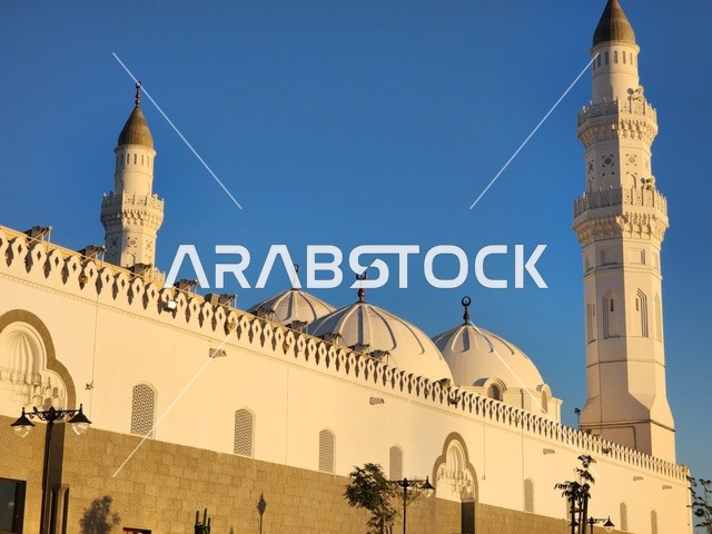 نداء المسلمين لأداء الصلاة والتقرب إلى الله تعالى في شهر رمضان الكريم، مسجد قباء في المدينة المنورة قبل اذان المغرب, المآذن و القبب نهاراً، معالم وأماكن دينية مقدسة في المملكة العربية السعودية، الفن الهندسي المعماري والديكورات الاسلامية على الطراز الحديث