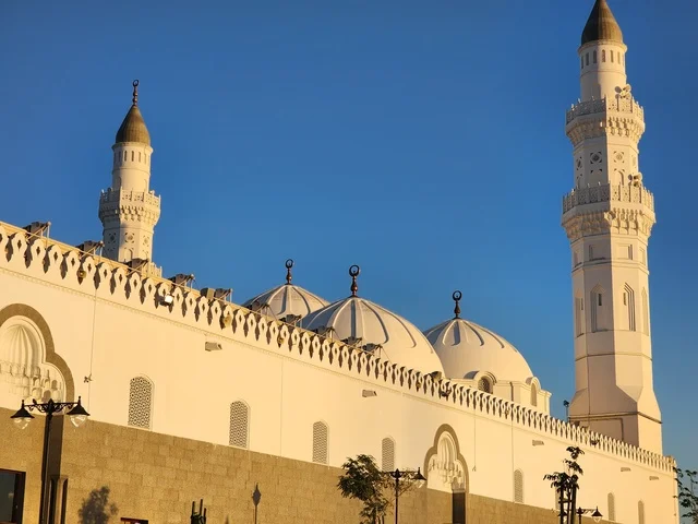 نداء المسلمين لأداء الصلاة والتقرب إلى الله تعالى في شهر رمضان الكريم، مسجد قباء في المدينة المنورة قبل اذان المغرب, المآذن و القبب نهاراً، معالم وأماكن دينية مقدسة في المملكة العربية السعودية، الفن الهندسي المعماري والديكورات الاسلامية على الطراز الحديث