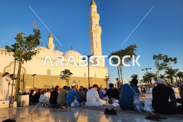 نداء المسلمين لأداء الصلاة والتقرب إلى الله تعالى في شهر رمضان الكريم، مسجد قباء في المدينة المنورة قبل اذان المغرب, المآذن و القبب نهاراً، معالم وأماكن دينية مقدسة في المملكة العربية السعودية، الفن الهندسي المعماري والديكورات الاسلامية على الطراز الحديث