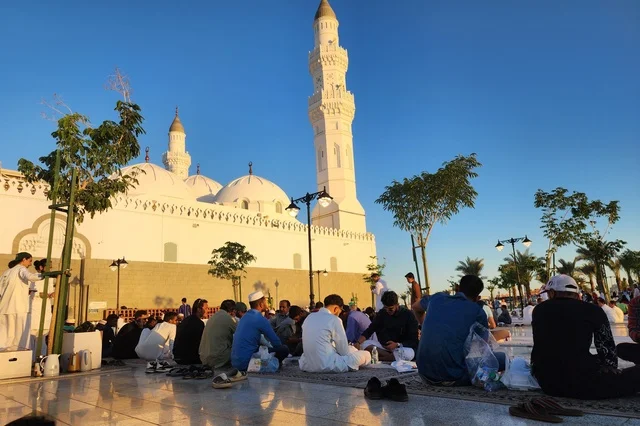نداء المسلمين لأداء الصلاة والتقرب إلى الله تعالى في شهر رمضان الكريم، مسجد قباء في المدينة المنورة قبل اذان المغرب, المآذن و القبب نهاراً، معالم وأماكن دينية مقدسة في المملكة العربية السعودية، الفن الهندسي المعماري والديكورات الاسلامية على الطراز الحديث