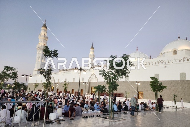 نداء المسلمين لأداء الصلاة والتقرب إلى الله تعالى في شهر رمضان الكريم، مسجد قباء في المدينة المنورة قبل اذان المغرب, المآذن و القبب نهاراً، معالم وأماكن دينية مقدسة في المملكة العربية السعودية، الفن الهندسي المعماري والديكورات الاسلامية على الطراز الحديث