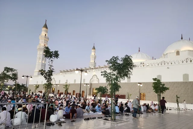 نداء المسلمين لأداء الصلاة والتقرب إلى الله تعالى في شهر رمضان الكريم، مسجد قباء في المدينة المنورة قبل اذان المغرب, المآذن و القبب نهاراً، معالم وأماكن دينية مقدسة في المملكة العربية السعودية، الفن الهندسي المعماري والديكورات الاسلامية على الطراز الحديث نداء المسلمين لأداء الصلاة والتقرب إلى الله تعالى في شهر رمضان الكريم، مسجد قباء في المدينة المنورة قبل اذان المغرب, المآذن و القبب نهاراً، معالم وأماكن دينية مقدسة في المملكة العربية السعودية، الفن الهندسي المعماري والديكورات الاسلامية على الطراز الحديث