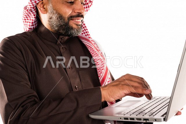 بورتريه لرجل عربي خليجي سعودي يحمل بيده جهاز حاسوب محمول، انجاز المهام من خلال الحاسوب المحمول، العمل عن بعد، أجهزة تقنية حديثة، استخدام تقنيات حديثة، خلفية بيضاء