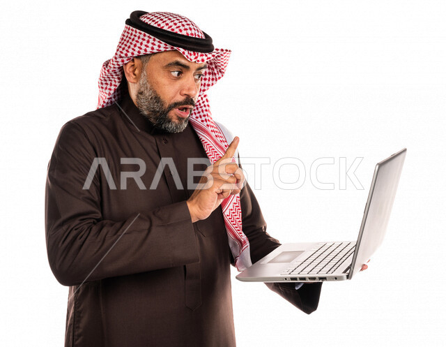 بورتريه لرجل عربي خليجي سعودي يحمل بيده جهاز حاسوب محمول، اجراء مكالمات فيديو اونلاين، تواصل اجتماعي، محادثات ودردشة، التواصل مع الأصدقاء، اجتماع عمل عن بعد، مكالمة فيديو، بث فيديو مباشر، خلفية بيضاء
