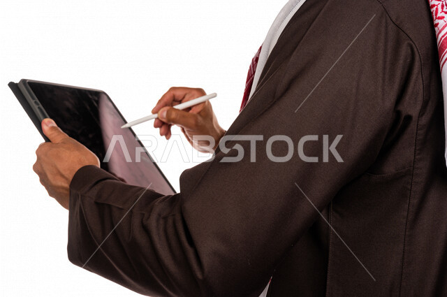بورتريه لرجل عربي خليجي سعودي يستخدم التابليت المحمول، التسويق الإلكتروني، العمل عن بعد، استخدام قلم التابليت لتدوين الملاحظات، استخدام تقنيات حديثة، خلفية بيضاء