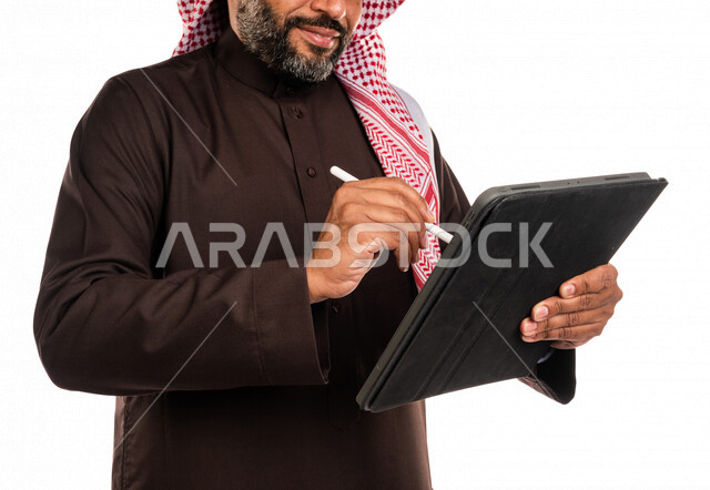 بورتريه لرجل عربي خليجي سعودي يستخدم التابليت المحمول، التسويق الإلكتروني، العمل عن بعد، استخدام قلم التابليت لتدوين الملاحظات، استخدام تقنيات حديثة، خلفية بيضاء