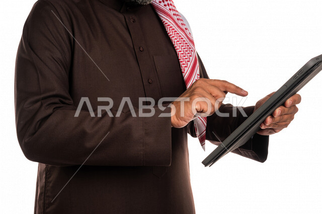 بورتريه لرجل عربي خليجي سعودي يستخدم التابليت المحمول، التسويق الإلكتروني، العمل عن بعد، استخدام تقنيات حديثة، خلفية بيضاء
