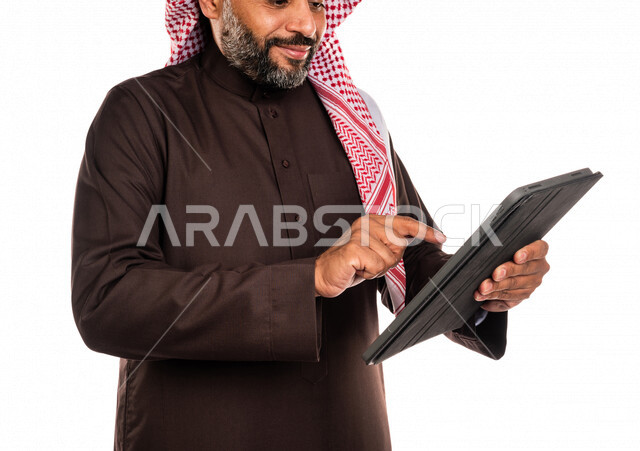 بورتريه لرجل عربي خليجي سعودي يستخدم التابليت المحمول، التسويق الإلكتروني، العمل عن بعد، استخدام تقنيات حديثة، خلفية بيضاء