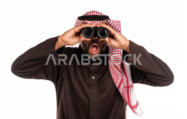بورتريه لرجل عربي خليجي سعودي ينظر من خلال الناظور، إيماءات وجه تدل على الدهشة والتعجب، الاستكشاف والمغامرة، فريق الكشافة، رؤية مستقبلية، التخطيط المستقبلي، اهداف وطموحات، خلفية بيضاء