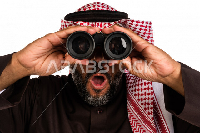 بورتريه لرجل عربي خليجي سعودي ينظر من خلال الناظور، إيماءات وجه تدل على الدهشة والتعجب، الاستكشاف والمغامرة، فريق الكشافة، رؤية مستقبلية، التخطيط المستقبلي، اهداف وطموحات، خلفية بيضاء