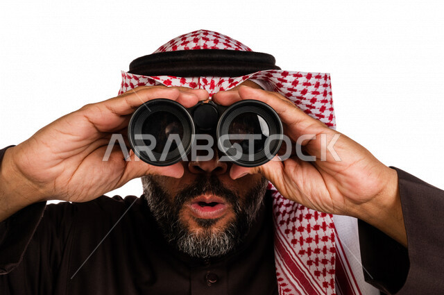 بورتريه لرجل عربي خليجي سعودي ينظر من خلال الناظور، إيماءات وجه تدل على الدهشة والتعجب، الاستكشاف والمغامرة، فريق الكشافة، رؤية مستقبلية، التخطيط المستقبلي، اهداف وطموحات، خلفية بيضاء