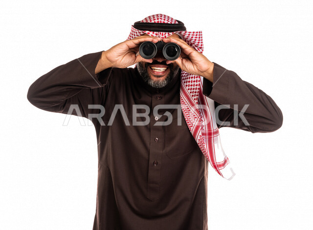 بورتريه لرجل عربي خليجي سعودي ينظر من خلال الناظور، إيماءات وجه تدل على الدهشة والتعجب، الاستكشاف والمغامرة، فريق الكشافة، رؤية مستقبلية، التخطيط المستقبلي، اهداف وطموحات، خلفية بيضاء