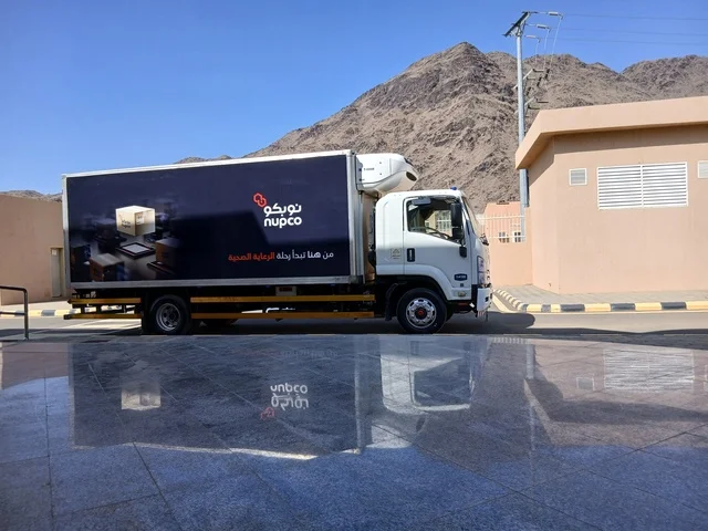 عربة الرعاية الصحية في منطقة الباحة في قرية ذي العين الأثرية جنوب المملكة العربية السعودية، المعالم السياحية التاريخية المشهورة، الأشجار والنباتات الخضراء المحيطة بالقرية على المرتفعات والقمم الجبلية