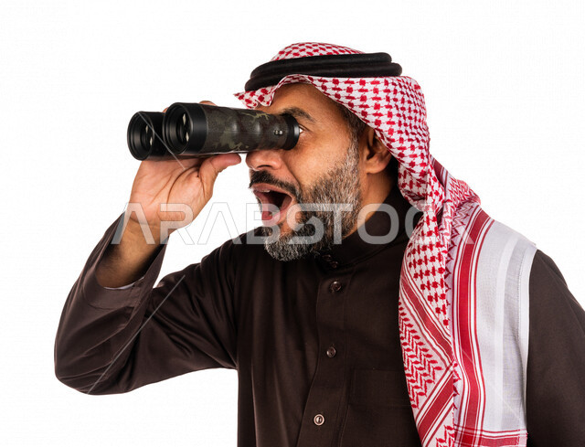بورتريه لرجل عربي خليجي سعودي ينظر من خلال الناظور، إيماءات وجه تدل على الدهشة والتعجب، الاستكشاف والمغامرة، فريق الكشافة، رؤية مستقبلية، التخطيط المستقبلي، اهداف وطموحات، خلفية بيضاء