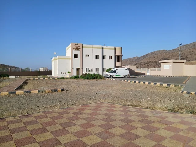 مركز الرعاية الصحية الأولية  في منطقة الباحة في قرية ذي العين الأثرية جنوب المملكة العربية السعودية، المعالم السياحية التاريخية المشهورة، الأشجار والنباتات الخضراء المحيطة بالقرية على المرتفعات والقمم الجبلية