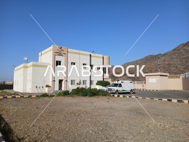 The primary healthcare center in the Al-Baha region in the village of Dhai Al-Ain, an archaeological site in the south of the Kingdom of Saudi Arabia, is surrounded by famous historical tourist attractions, trees, and green plants on the hills and mountain peaks.