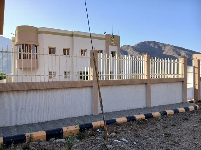 The primary healthcare center in the Al-Baha region in the village of Dhai Al-Ain, an archaeological site in the south of the Kingdom of Saudi Arabia, is surrounded by famous historical tourist attractions, trees, and green plants on the hills and mountain peaks.