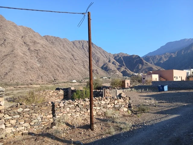 المعالم السياحية التاريخية المشهورة،  البيوت الحجرية القديمة على الجبال في منطقة الباحة في قرية ذي العين الأثرية جنوب المملكة العربية السعودية، الأشجار والنباتات الخضراء المحيطة بالقرية على المرتفعات والقمم الجبلية