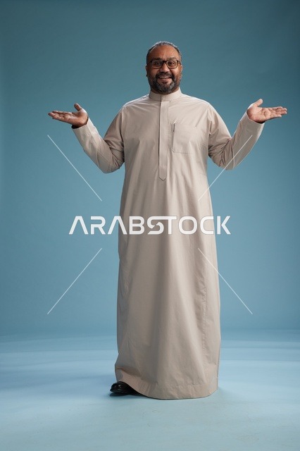 رجل سعودي مبتسم يرتدي ثوب بيج بايماءات وحركات يد متنوعه, كامل الجسم, خلفيه زرقاء