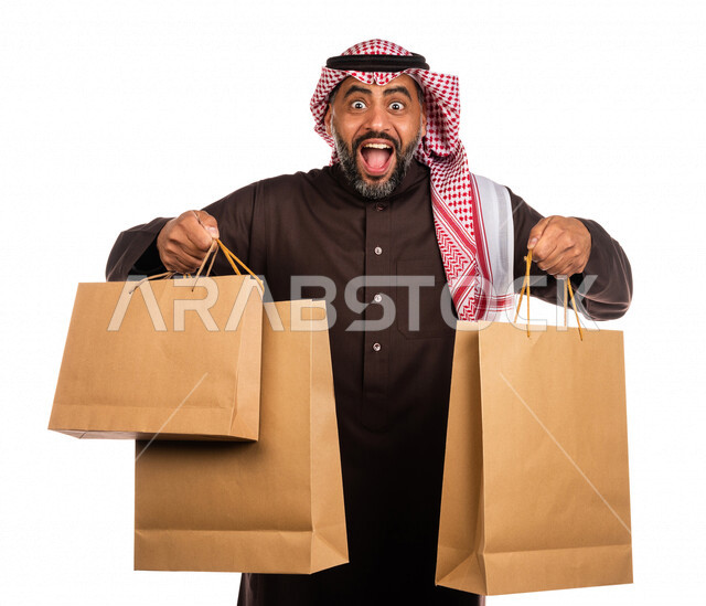 بورتريه لرجل عربي خليجي سعودي يحمل مشترياته، العوده من السوق، متعة التسوق، شراء الأغراض الضروريه، التصفيات والخصومات، الجمعة السوداء، الجمعة البيضاء، الحسومات والتنزيلات، رجل سعودي يحمل اكياس التسوق، خلفية بيضاء