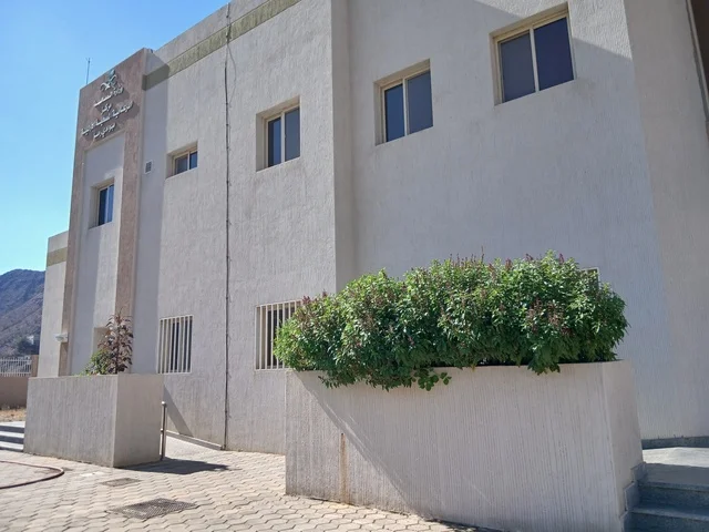 مركز الرعاية الصحية الأولية  في منطقة الباحة في قرية ذي العين الأثرية جنوب المملكة العربية السعودية، المعالم السياحية التاريخية المشهورة، الأشجار والنباتات الخضراء المحيطة بالقرية على المرتفعات والقمم الجبلية