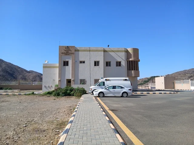 مركز الرعاية الصحية الأولية  في منطقة الباحة في قرية ذي العين الأثرية جنوب المملكة العربية السعودية، المعالم السياحية التاريخية المشهورة، الأشجار والنباتات الخضراء المحيطة بالقرية على المرتفعات والقمم الجبلية