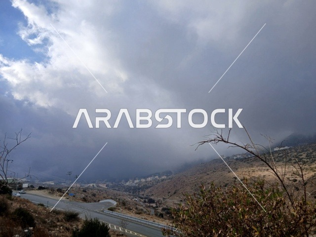 البيوت السكنية والطرقات المهيئة في المدينة، المعالم السياحية التاريخية المشهورة، منطقة الباحة في قرية ذي العين الأثرية جنوب المملكة العربية السعودية، الأشجار والنباتات الخضراء المحيطة بالقرية على المرتفعات والقمم الجبلية