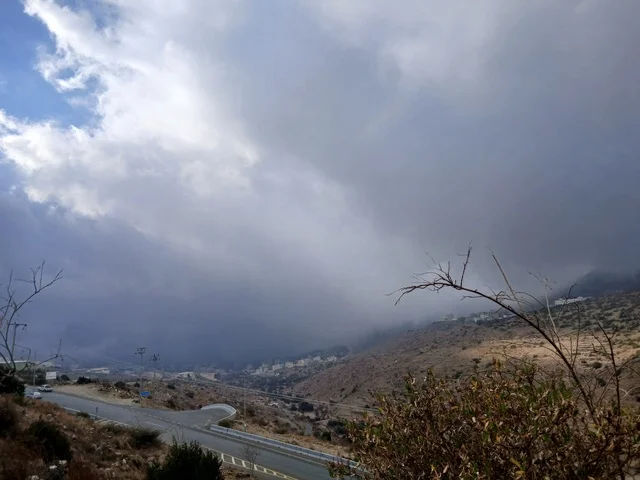 البيوت السكنية والطرقات المهيئة في المدينة، المعالم السياحية التاريخية المشهورة، منطقة الباحة في قرية ذي العين الأثرية جنوب المملكة العربية السعودية، الأشجار والنباتات الخضراء المحيطة بالقرية على المرتفعات والقمم الجبلية