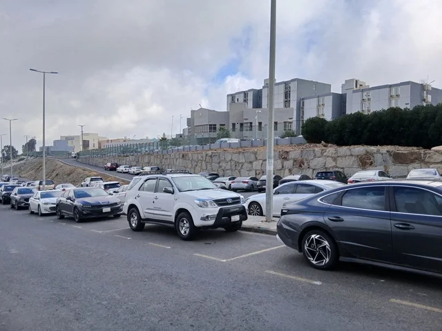 موقف السيارات للمراكز الطبية في المنطقة الجبلية، طريق مستشفى الملك فهد في الباحة، المراكز الصحية والمستشفيات وأماكن العناية بالمرضى, في المملكة العربية السعودية، تهيئة وتجهيز المدن في الجبال والقمم والمرتفعات الصخرية