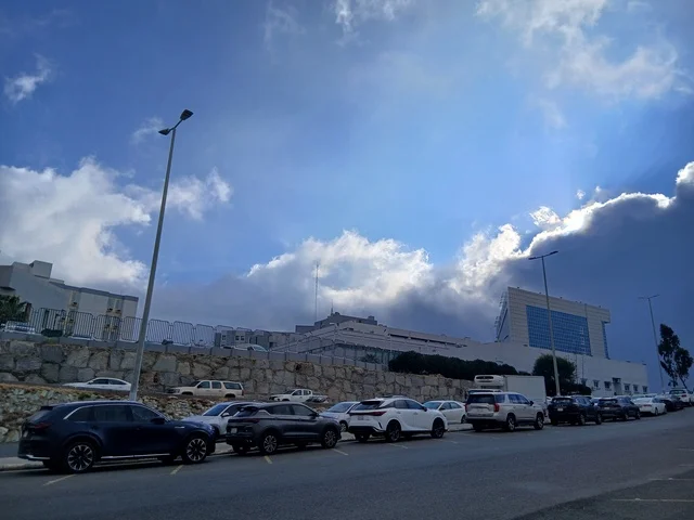 موقف السيارات للمراكز الطبية في المنطقة الجبلية، طريق مستشفى الملك فهد في الباحة، المراكز الصحية والمستشفيات وأماكن العناية بالمرضى, في المملكة العربية السعودية، تهيئة وتجهيز المدن في الجبال والقمم والمرتفعات الصخرية