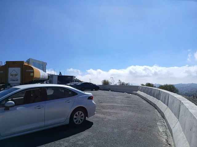 موقف السيارات للمراكز الطبية في المنطقة الجبلية، طريق مستشفى الملك فهد في الباحة، المراكز الصحية والمستشفيات وأماكن العناية بالمرضى, في المملكة العربية السعودية، تهيئة وتجهيز المدن في الجبال والقمم والمرتفعات الصخرية