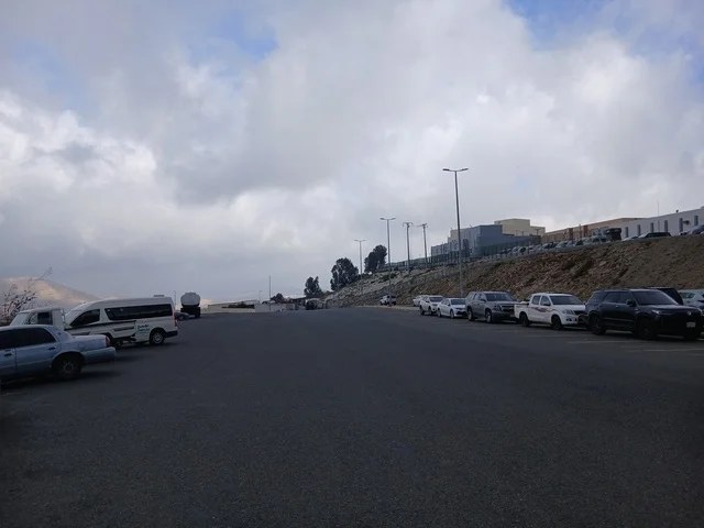 طريق مستشفى الملك فهد في الباحة، موقف السيارات للمراكز الطبية في المنطقة الجبلية، المراكز الصحية والمستشفيات وأماكن العناية بالمرضى, في المملكة العربية السعودية، تهيئة وتجهيز المدن في الجبال والقمم والمرتفعات الصخرية