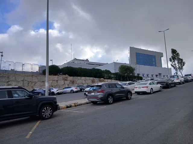 طريق مستشفى الملك فهد في الباحة، موقف السيارات للمراكز الطبية في المنطقة الجبلية، المراكز الصحية والمستشفيات وأماكن العناية بالمرضى, في المملكة العربية السعودية، تهيئة وتجهيز المدن في الجبال والقمم والمرتفعات الصخرية