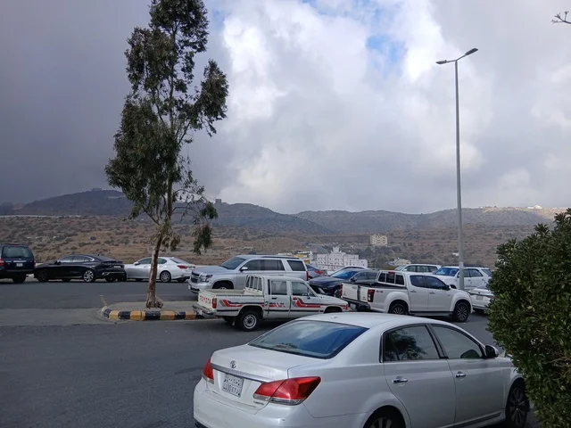 طريق مستشفى الملك فهد في الباحة، موقف السيارات للمراكز الطبية في المنطقة الجبلية، المراكز الصحية والمستشفيات وأماكن العناية بالمرضى, في المملكة العربية السعودية، تهيئة وتجهيز المدن في الجبال والقمم والمرتفعات الصخرية