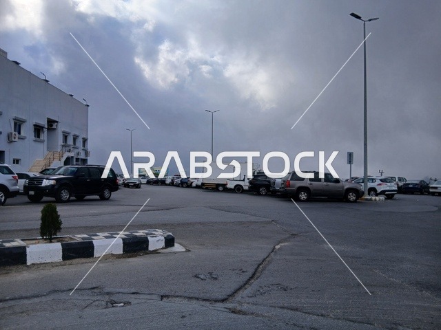 منظر السماء الملبدة بالغيوم في المنطقة الجبلية، طريق مستشفى الملك فهد في الباحة، المراكز الصحية والمستشفيات وأماكن العناية بالمرضى, في المملكة العربية السعودية، تهيئة وتجهيز المدن في الجبال والقمم والمرتفعات الصخرية