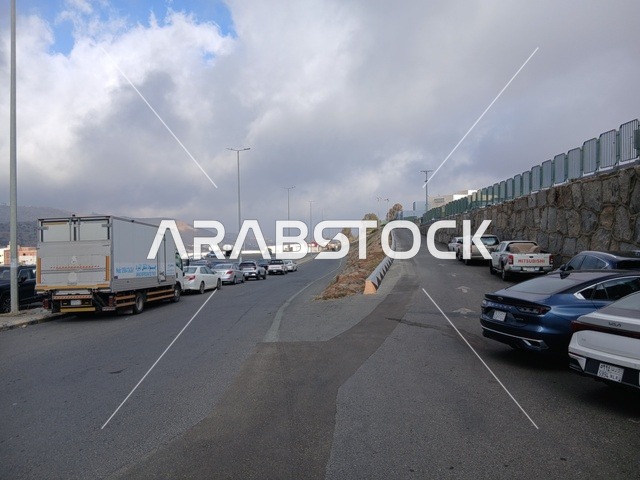 منظر السماء الملبدة بالغيوم في المنطقة الجبلية، طريق مستشفى الملك فهد في الباحة، المراكز الصحية والمستشفيات وأماكن العناية بالمرضى, في المملكة العربية السعودية، تهيئة وتجهيز المدن في الجبال والقمم والمرتفعات الصخرية