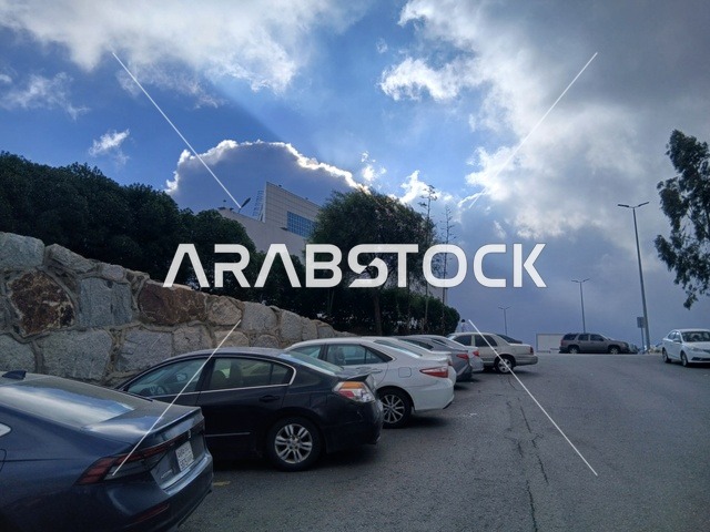 منظر السماء الملبدة بالغيوم في المنطقة الجبلية، طريق مستشفى الملك فهد في الباحة، المراكز الصحية والمستشفيات وأماكن العناية بالمرضى, في المملكة العربية السعودية، تهيئة وتجهيز المدن في الجبال والقمم والمرتفعات الصخرية