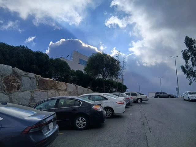 منظر السماء الملبدة بالغيوم في المنطقة الجبلية، طريق مستشفى الملك فهد في الباحة، المراكز الصحية والمستشفيات وأماكن العناية بالمرضى, في المملكة العربية السعودية، تهيئة وتجهيز المدن في الجبال والقمم والمرتفعات الصخرية