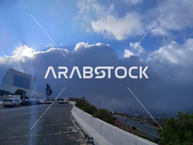 منظر السماء الملبدة بالغيوم في المنطقة الجبلية، طريق مستشفى الملك فهد في الباحة، المراكز الصحية والمستشفيات وأماكن العناية بالمرضى, في المملكة العربية السعودية، تهيئة وتجهيز المدن في الجبال والقمم والمرتفعات الصخرية