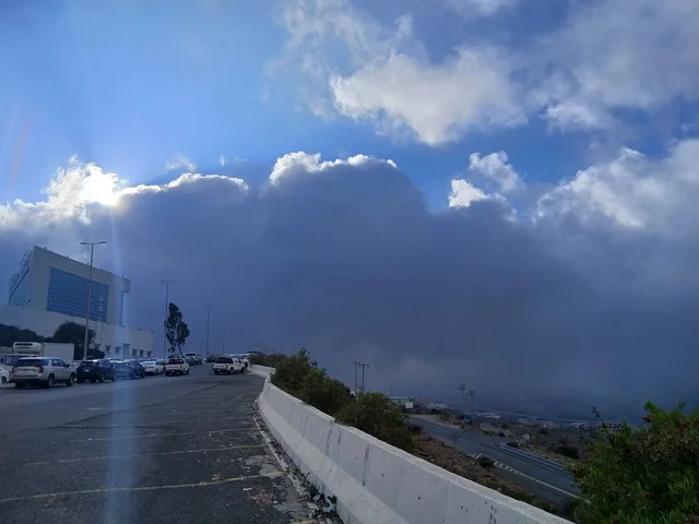 منظر السماء الملبدة بالغيوم في المنطقة الجبلية، طريق مستشفى الملك فهد في الباحة، المراكز الصحية والمستشفيات وأماكن العناية بالمرضى, في المملكة العربية السعودية، تهيئة وتجهيز المدن في الجبال والقمم والمرتفعات الصخرية