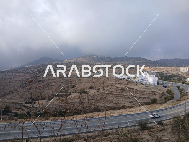 منظر السماء الملبدة بالغيوم في المنطقة الجبلية، طريق مستشفى الملك فهد في الباحة، المراكز الصحية والمستشفيات وأماكن العناية بالمرضى, في المملكة العربية السعودية، تهيئة وتجهيز المدن في الجبال والقمم والمرتفعات الصخرية