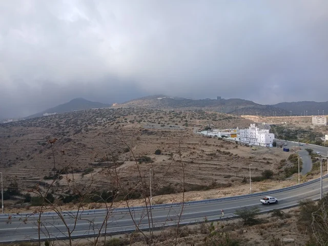 منظر السماء الملبدة بالغيوم في المنطقة الجبلية، طريق مستشفى الملك فهد في الباحة، المراكز الصحية والمستشفيات وأماكن العناية بالمرضى, في المملكة العربية السعودية، تهيئة وتجهيز المدن في الجبال والقمم والمرتفعات الصخرية