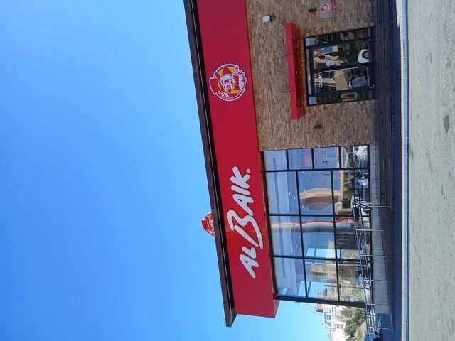 الواجهه الخارجية لمطعم البيك فرع منطقة الباحة, مطاعم مشهورة لتقديم المأكولات والوجبات السريعة , مقصد السائحين من شتى أنحاء العالم الى المملكة العربية السعودية