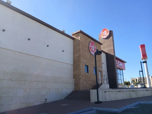 الواجهه الخارجية لمطعم البيك فرع منطقة الباحة, مطاعم مشهورة لتقديم المأكولات والوجبات السريعة , مقصد السائحين من شتى أنحاء العالم الى المملكة العربية السعودية