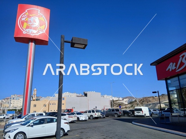 موقف السيارات فى الباركينج الخارجي  لمطعم البيك فرع منطقة الباحة, مطاعم مشهورة لتقديم المأكولات والوجبات السريعة , مقصد السائحين من شتى أنحاء العالم الى المملكة العربية السعودية